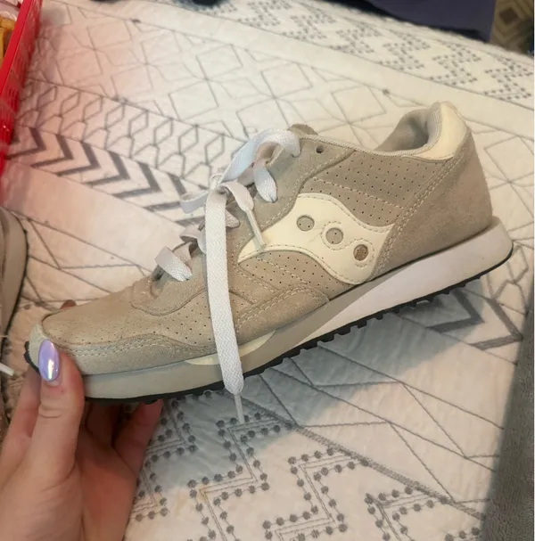 Saucony beige shoes  - Image 2