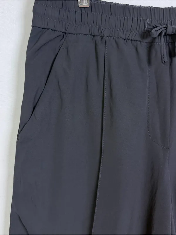 ALC Frank Women Sz 8 Black Bermuda Viscose Short Drawstring Pull On Quiet Lux Golf - Image 3