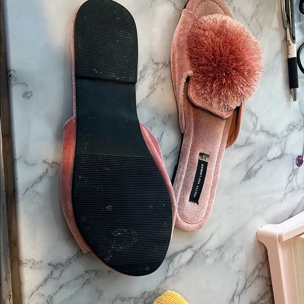 Cozy Pink Pom-Pom Slippers B04 - Image 3