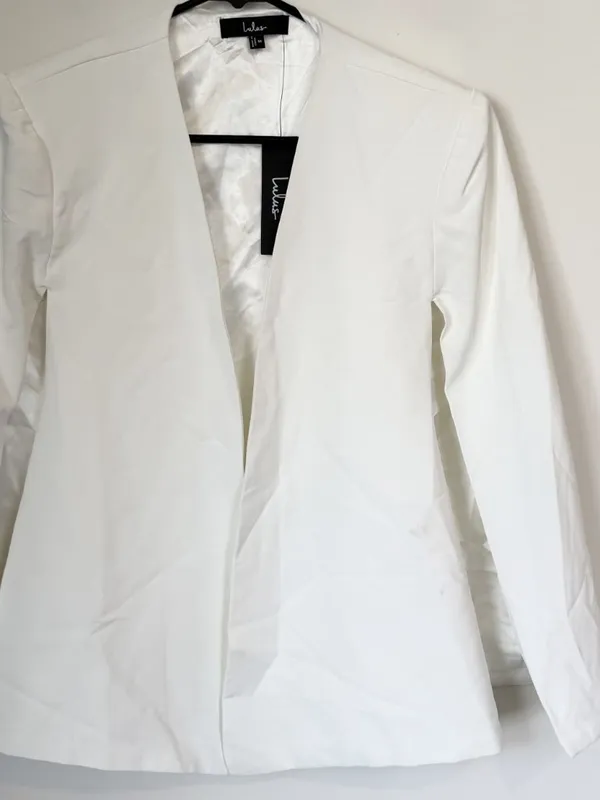 Lulus NWT Voguish Charm White Split Sleeve Blazer Cape - Size: Medium *flaw - Image 9
