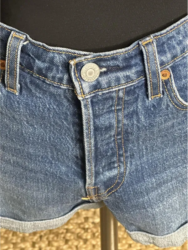 Levi's Wedgie Short medium wash cuffed denim jean short Size 27 coastal cowgirl - Image 2