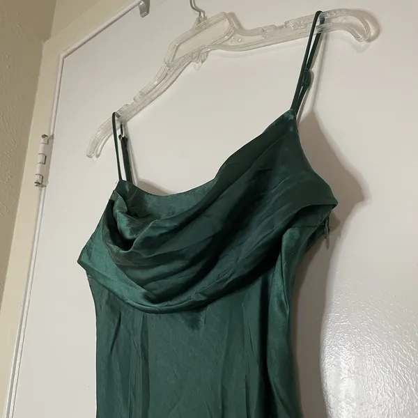 NEW! Selfie Leslie Well Versed Pleated Bust Front Split Dress Forest Green Med - Image 5
