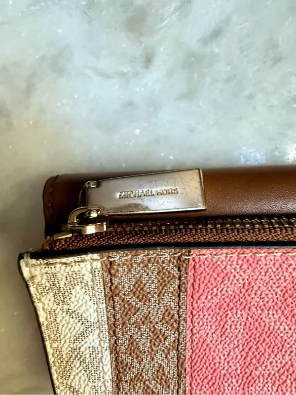 Michael Kors Carmen Medium
Envelope Trifold Wallet - Pink
Stripe - Image 10