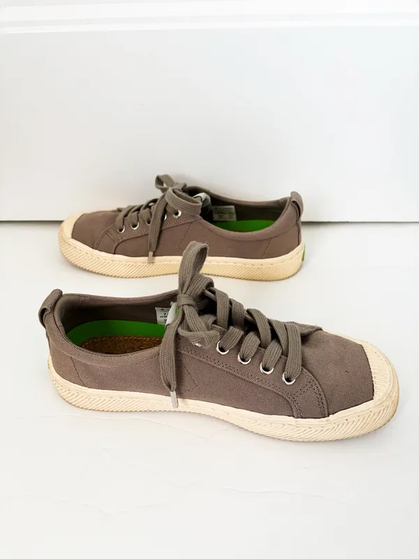 Cariuma OCA Low Cap Tie Sneaker Grey Cream Size 7.5 - Image 4