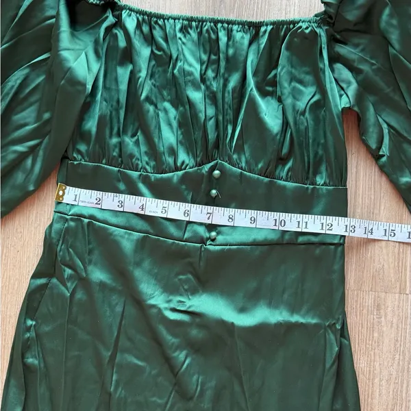 Elegant‎ Emerald Green Satin Midi Dress with Puff Sleeves - Image 6