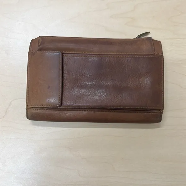 Fossil Tan Leather Clutch Wallet. - Image 2