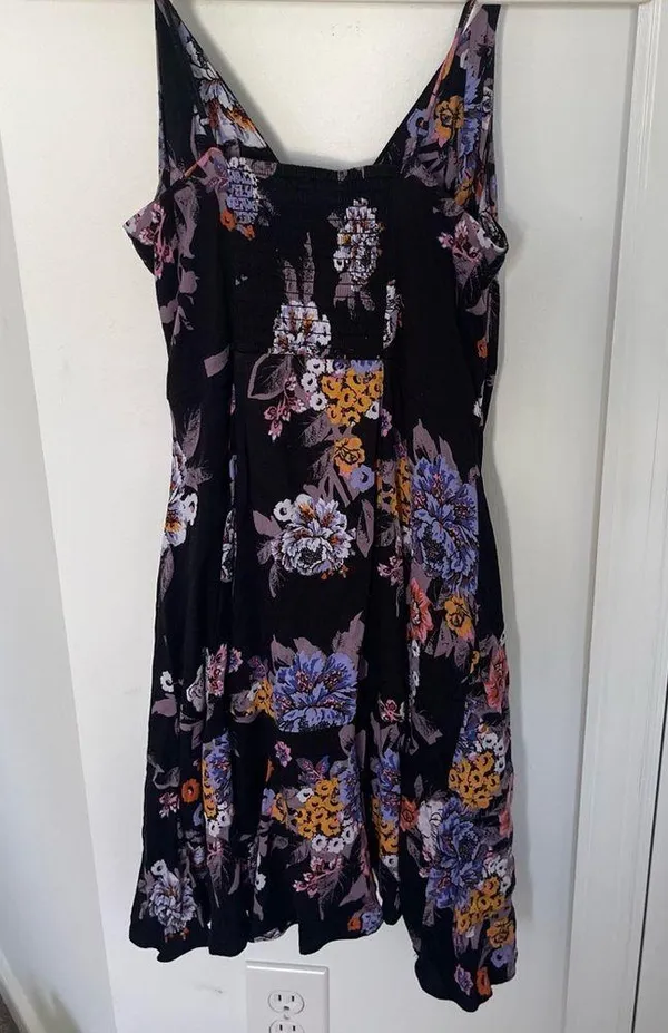Floral Black Dress with Ruched and Tie Detailing - Image 5