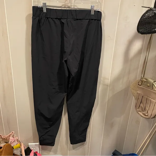 Cozy relaxed Nike dri-fit lightweight pants joggers pockets tapered leg pull on - Image 4