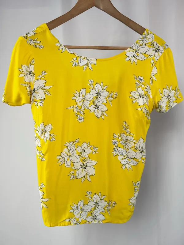 Abercrombie‎ & Fitch Yellow Floral Short-Sleeve Top Button Accent Size XS - Image 3