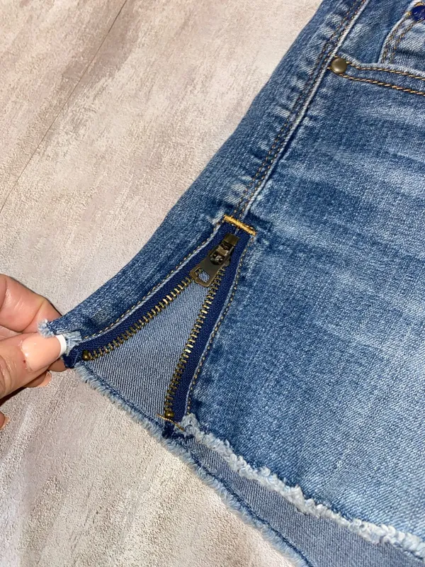 Gap 1969 Women's Blue Denim Jean Shorts with Frayed Hem Side Zippers Size 10 - Image 7