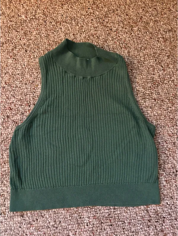 Uniqlo Cropped Tank Top - Image 2