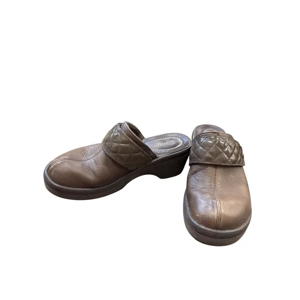 Crocs womens Brown Leather Cobbler Quilted Mules Size 7 SKU 6854 - Image 2