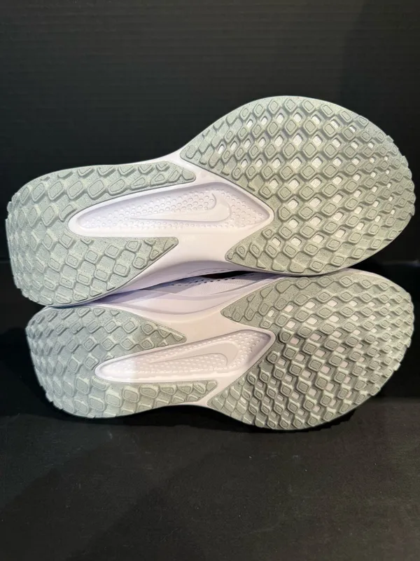 Nike women’s Quest 5 size 9W - Image 5
