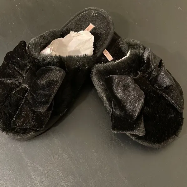 Victoria’s Secret Fuzzy Slip on Slippers.‎ Size Medium. Black W/bow - Image 5