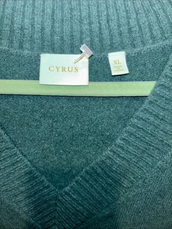 Cyrus Green Sweater V Neck Soft And Oversized Xl Warm And Fuzzy Slits On Cuffs - Image 2