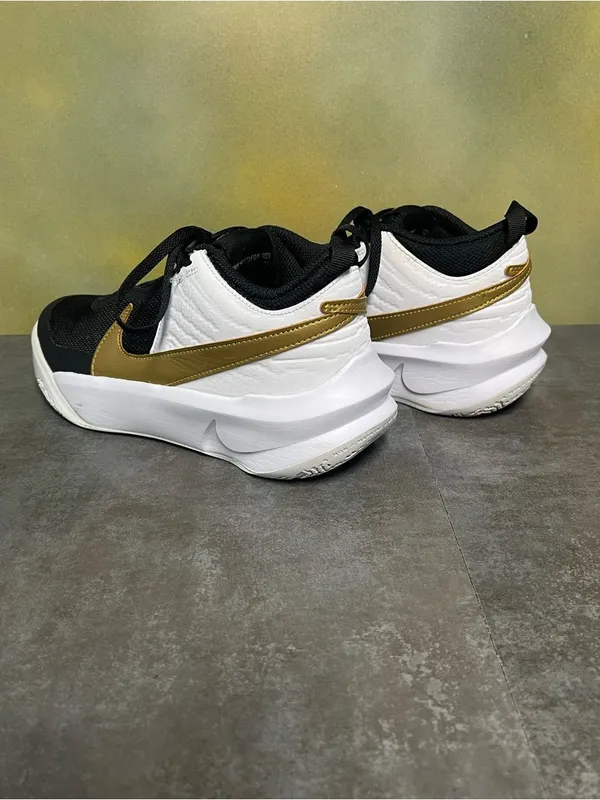Nike Team Hustle D 10 GS Black Metallic Gold White Women's Sneakers Size 7-7.5 - Image 8