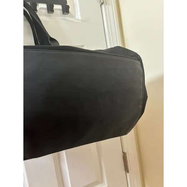 Lululemon Out of Range Black Duffle Overnight Gym Weekender Bag Unisex - Image 9