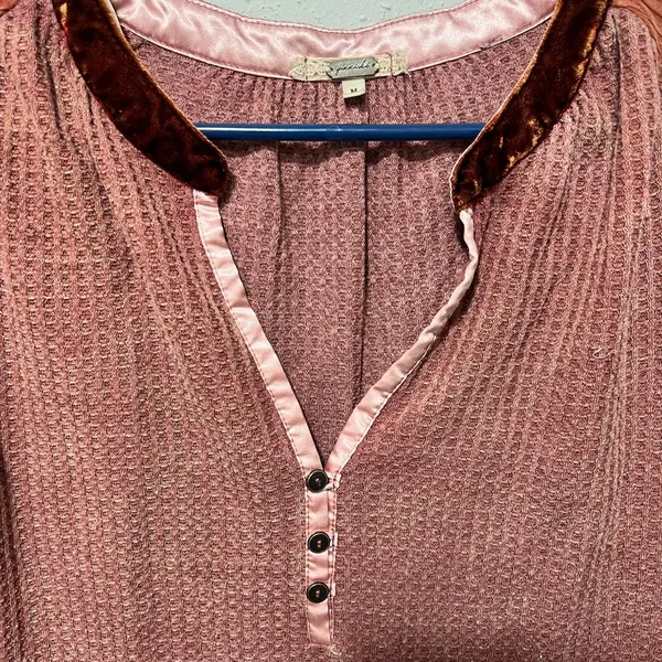 Gimmicks by Buckle Waffle Knit Velvet Accent - Image 5
