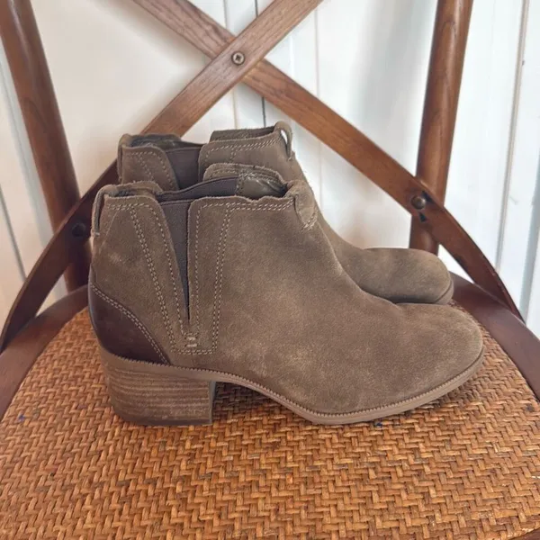 Clark’s Artisan Maypearl tan suede booties size 9.5 - Image 5