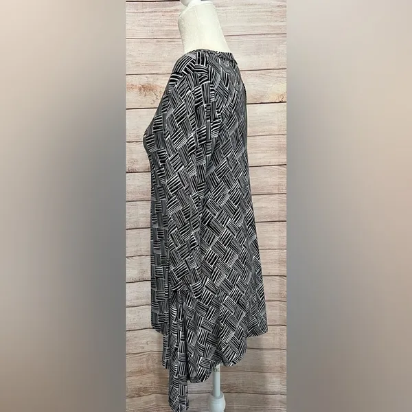 Karen Kane Black & White V Side top size medium - Image 3