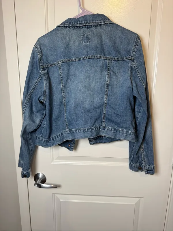 Old Navy Medium Blue Denim Cropped Trucker Jacket - Image 4