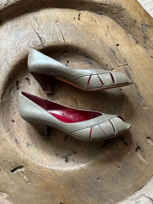 Vintage Evan Picone taupe peep toe women's pump heels retro made in Italy size 9 - Image 8