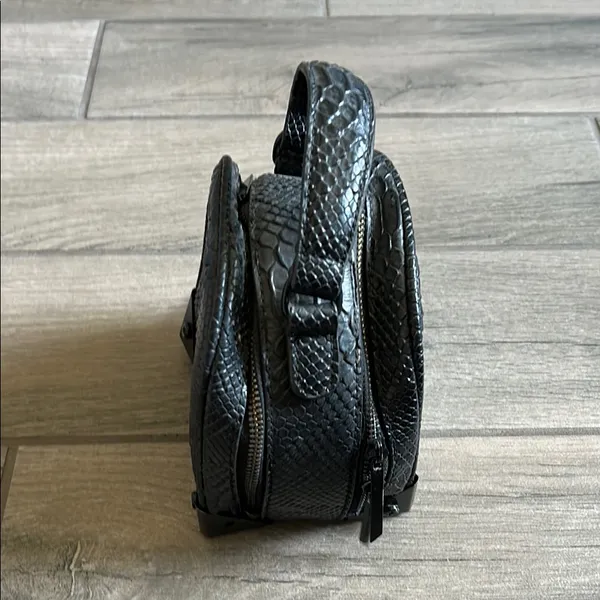 Chic Black Crossbody Bag - Image 6