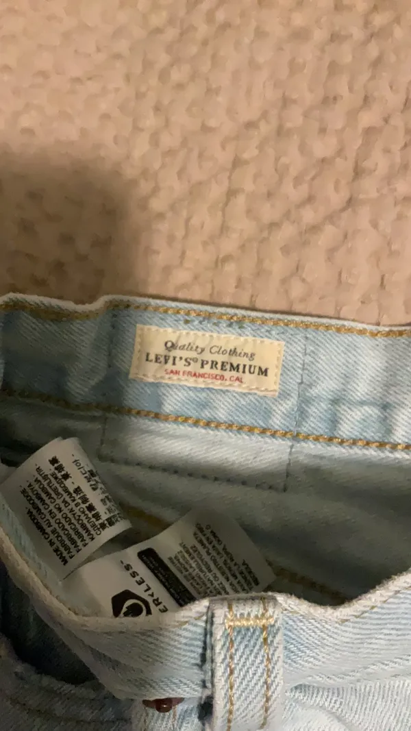 Light Wash Levi’s Jeans Straight High-Rise - Image 3
