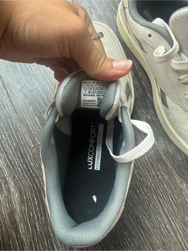 Reebok women’s White & Gray Low-Top Sneakers - Image 4