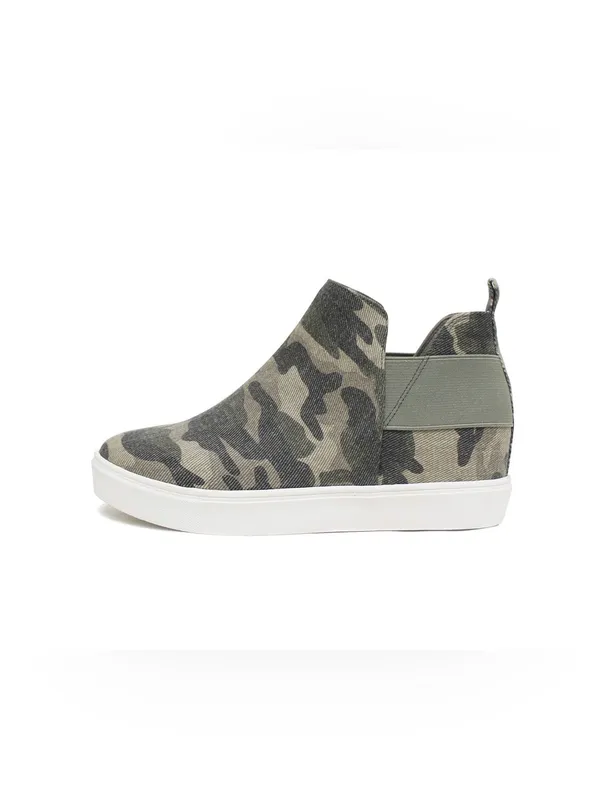 Camo wedge sneaker Size 10 - Image 5
