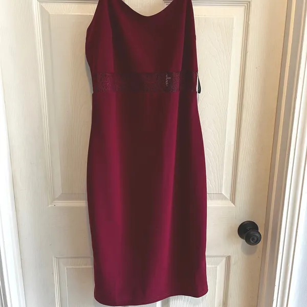 Lulus Burgundy Lace Midi Dress Size Medium NWT Holiday Wedding Fall - Image 2