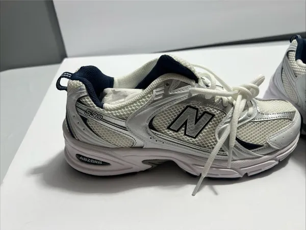 New Balance women’s sneakers in white and navy. Clean and stylish design with a comfortable cushioned insole and lace-up closure. Made in Vietnam. Size 9 US (40.5 EU / 25.5 CM). Great for everyday wear, walking, or casual outfits. Excellent condition - Image 11