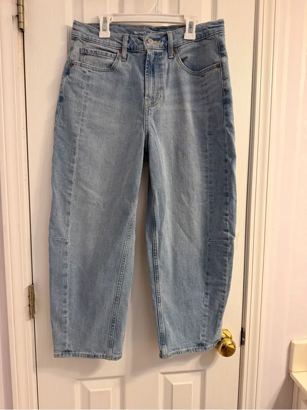 Old Navy High-Waisted Barrel Ankle Jeans Size: 8 petite - Image 2