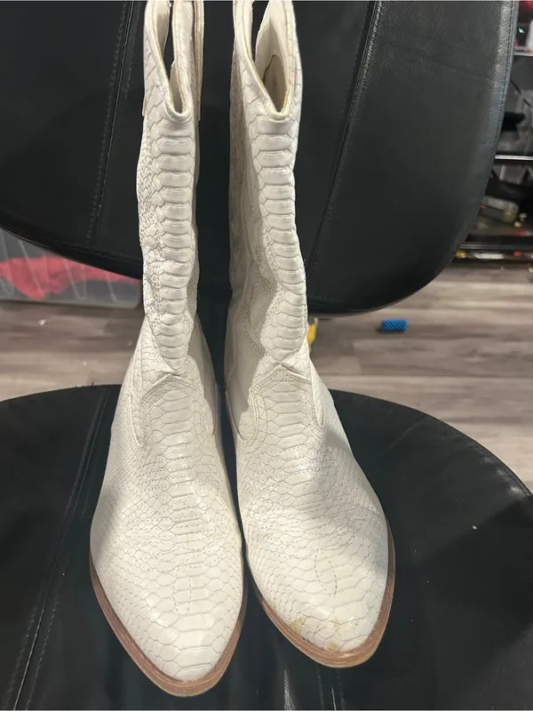Coconuts by Matisse White Textured Western Heeled Boots see front for flaw - Image 4