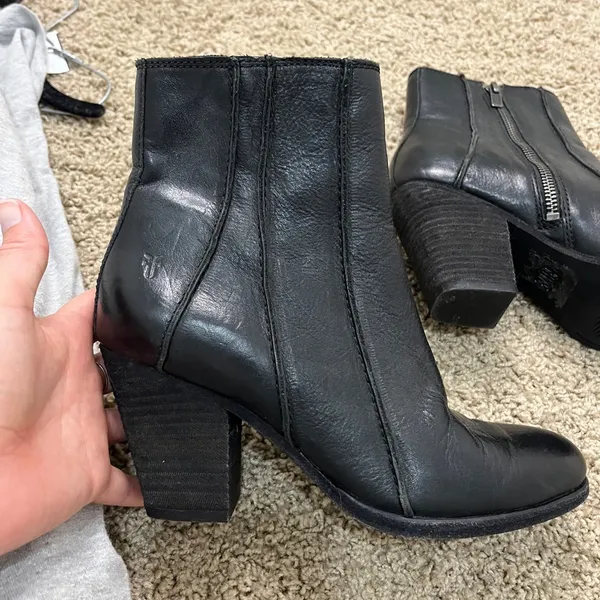 Frye Essa Seam Bootie Black Leather Western Almond Toe Ankle Zip Sz 6.5 - Image 4