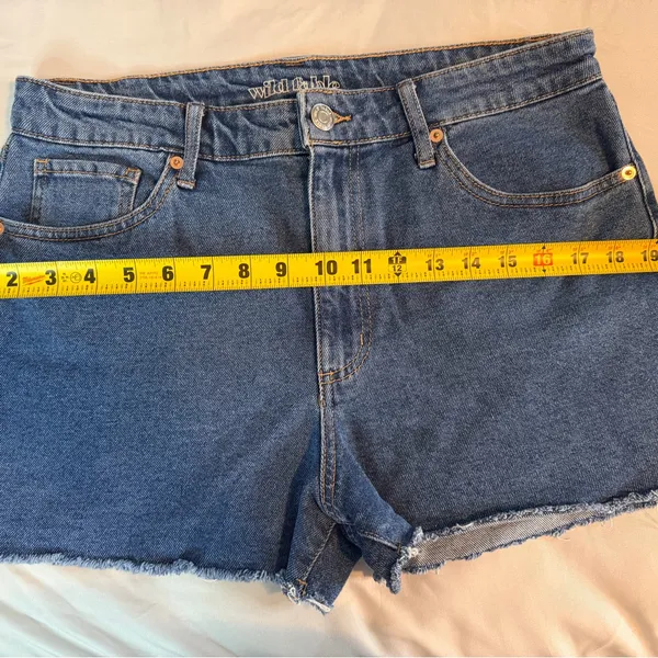 Wild Fable High Rise Mom Shorts Size 12 Medium Wash Raw Hem - Image 2