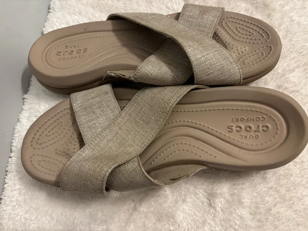 Tan Crocs ladies Sz.9 - Image 6