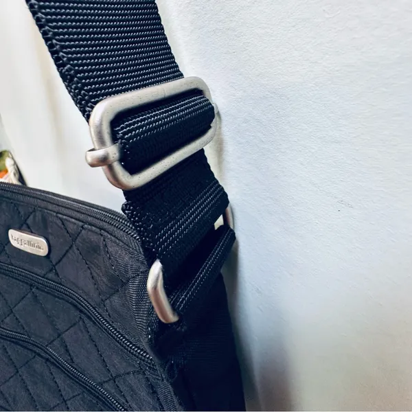 Baggallini Triple Zipper Travel Crossbody Bag Black Pristine Condition - Image 6