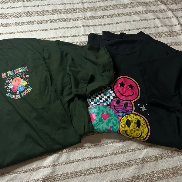 Smiley graphic tees Multiple Size L - Image 2