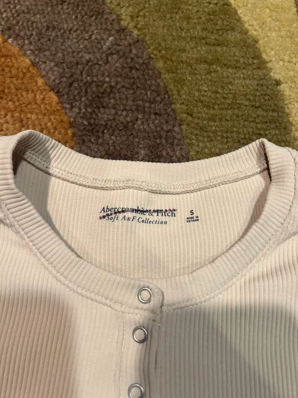 Abercrombie Soft Collection Seamless Henley Long Sleeve Top Small - Image 2