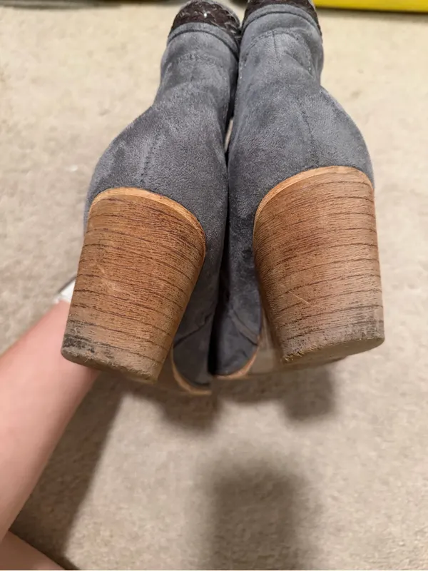Vintage Havana Gray Suede Ankle Boots with Stacked Heel - Image 4