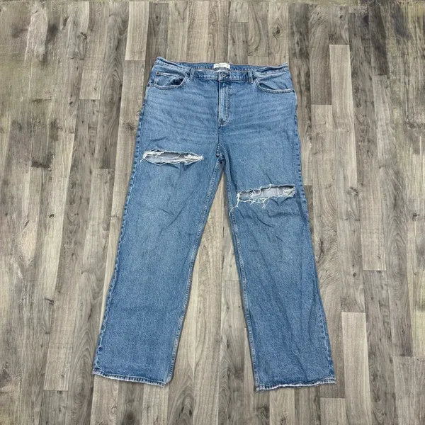Abercrombie & Fitch 90s Relaxed High Rise Distressed Jeans 18L - Image 2