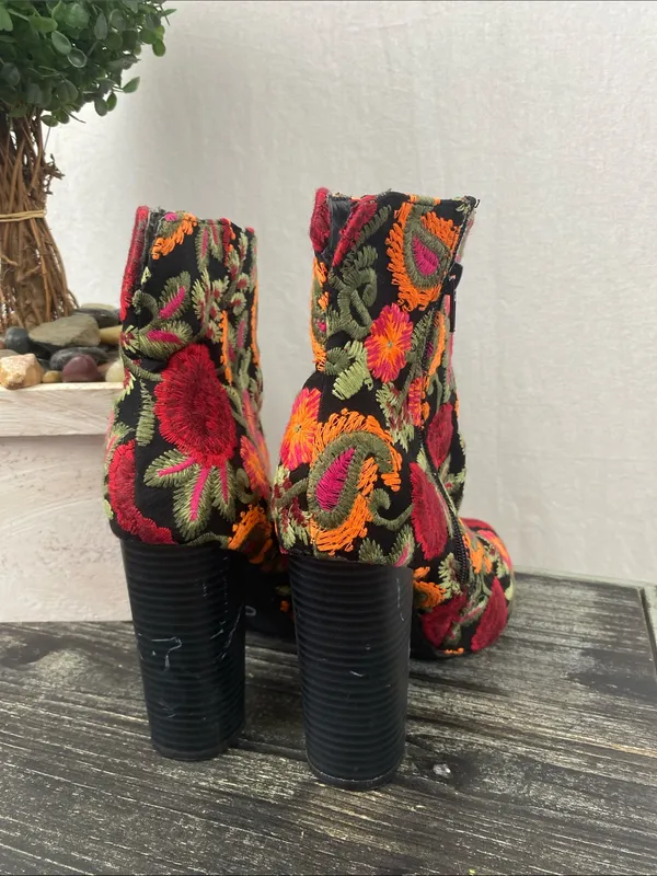 Steve Madden Black Embroidered Floral Sip Up Ankle Bootie Boot Shoes 8 - Image 3