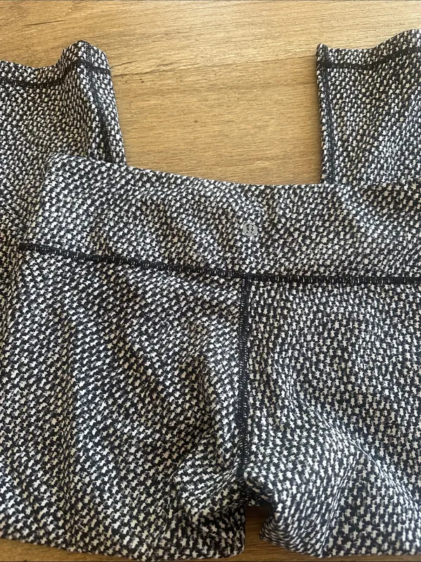 Lululemon‎ patterned black white and gray Capri pants size 10 - Image 4