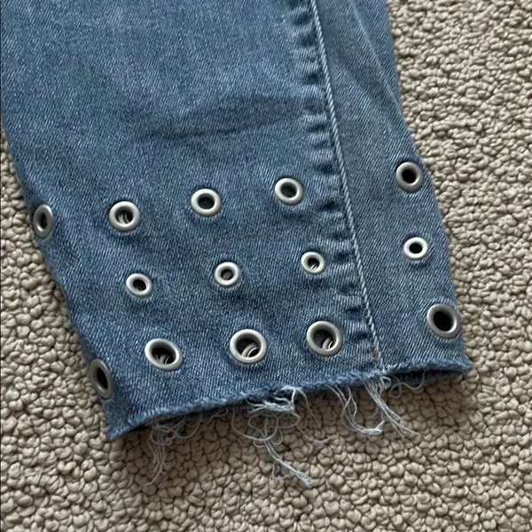 Rock & Republic Blue Skinny Jeans with Eyelet Detail - Image 5
