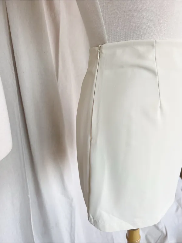 Classic White Mini Skirt Size M - Image 3