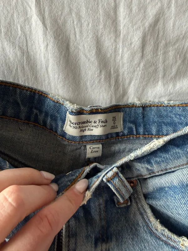 Abercrombie 90s Relaxed High-Rise Jean Shorts Cut-Off - Image 3