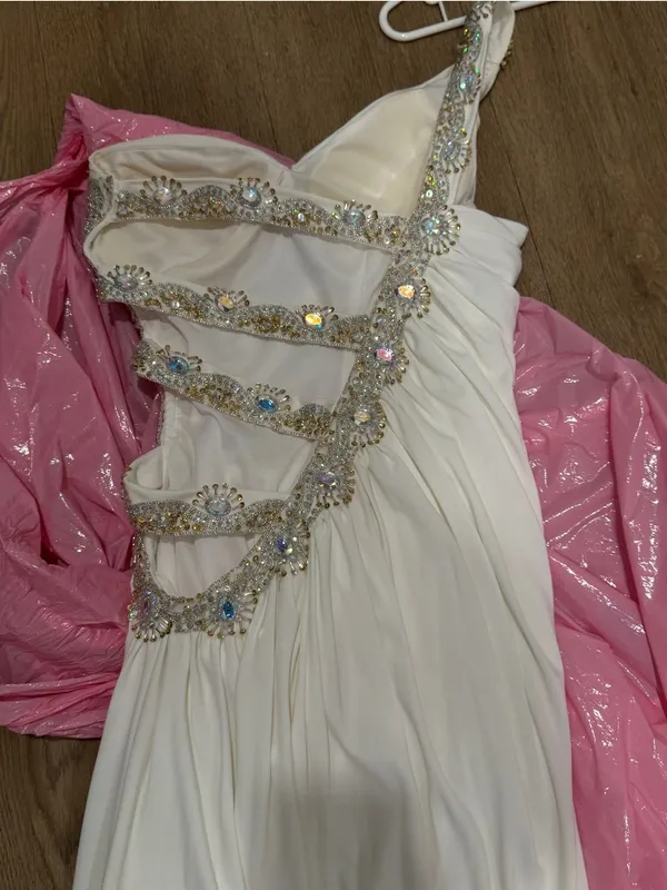 Elegant One-Shoulder White Prom Dress with Beaded Trim - Image 10