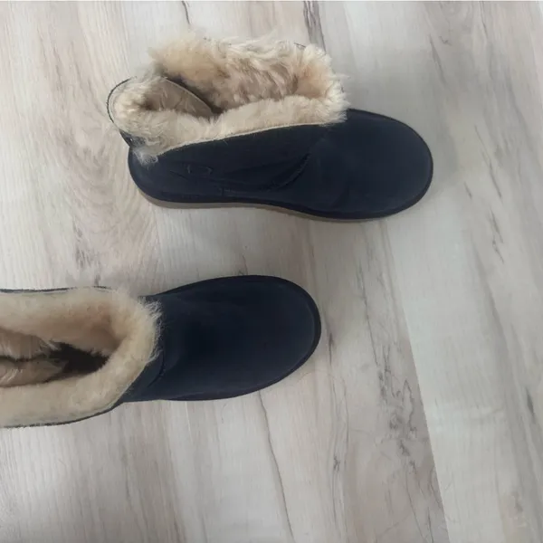 Koolaburra Navy Blue Shearling-Lined Ankle Boots with Tan Fur - Image 2