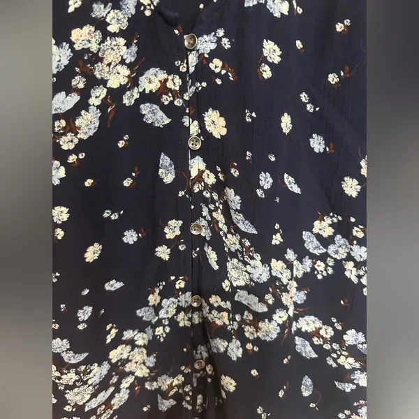 NWOT! Maurices Dark Blue Floral Print Blouse - Image 3